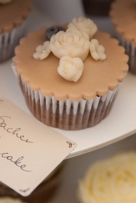 Apró virágos homokszínű cupcake - 12BOX